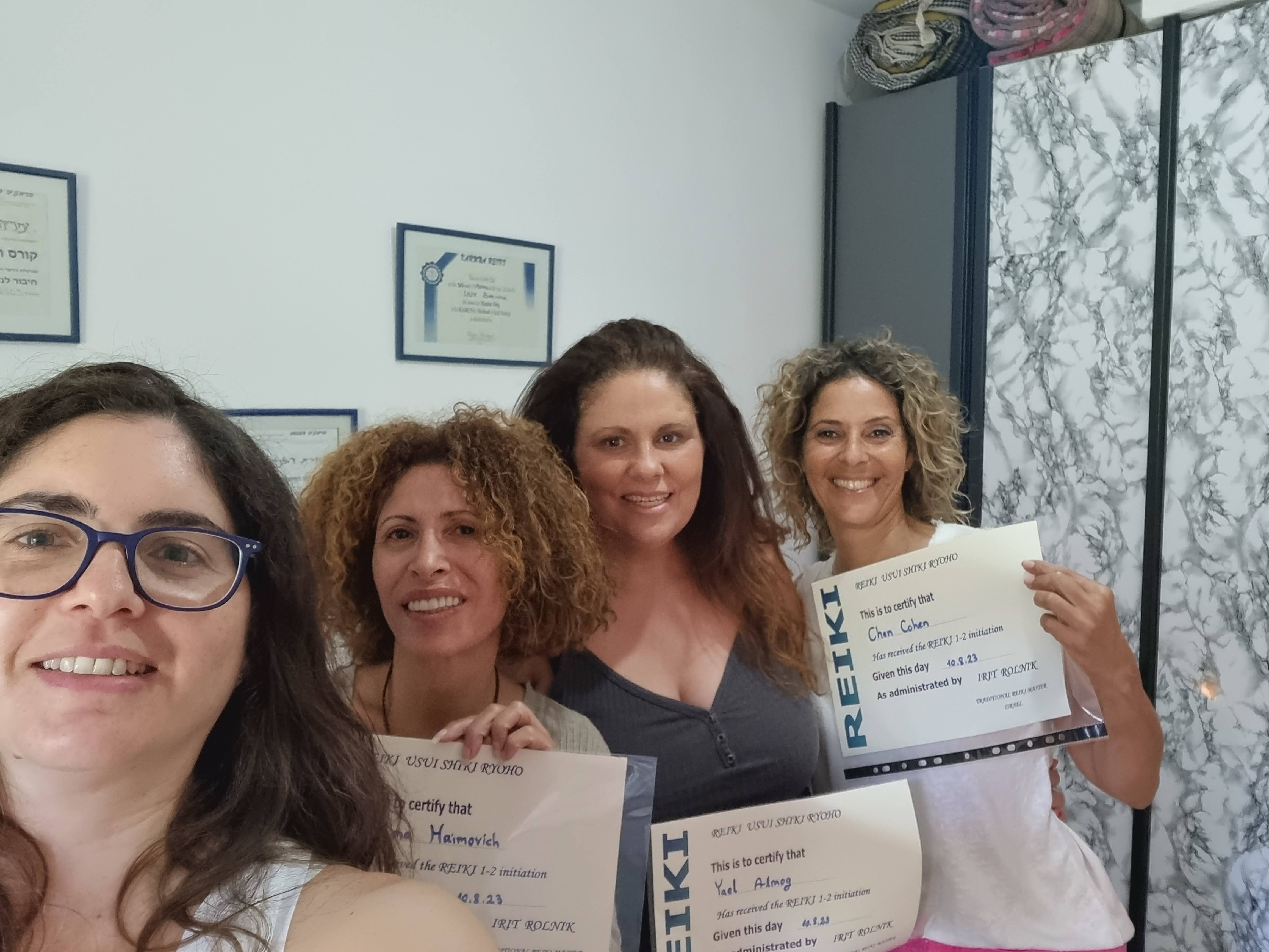 קבוצת בוגרות רייקי עם תעודות