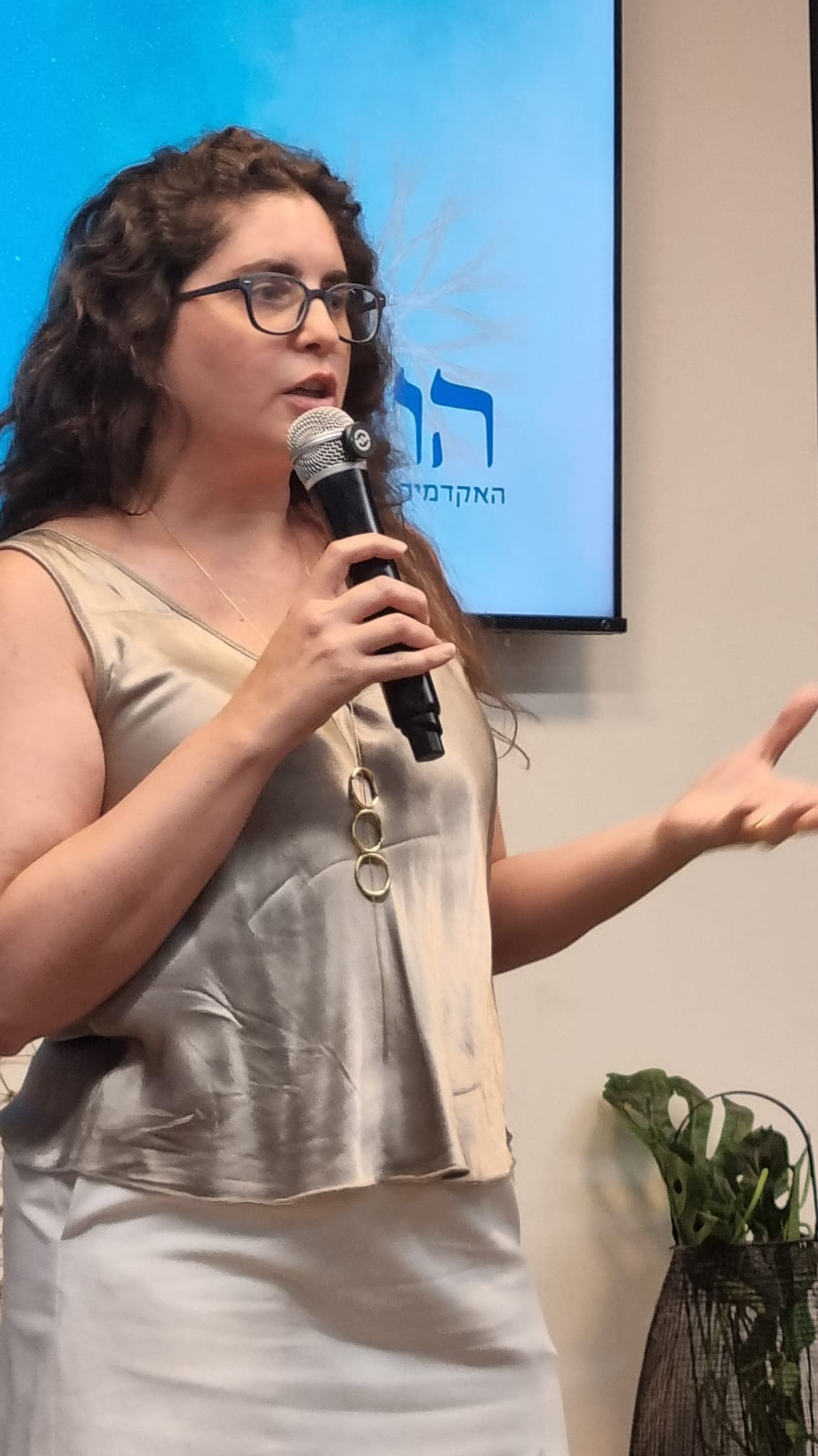 אירית מרצה מול מסך הוויה