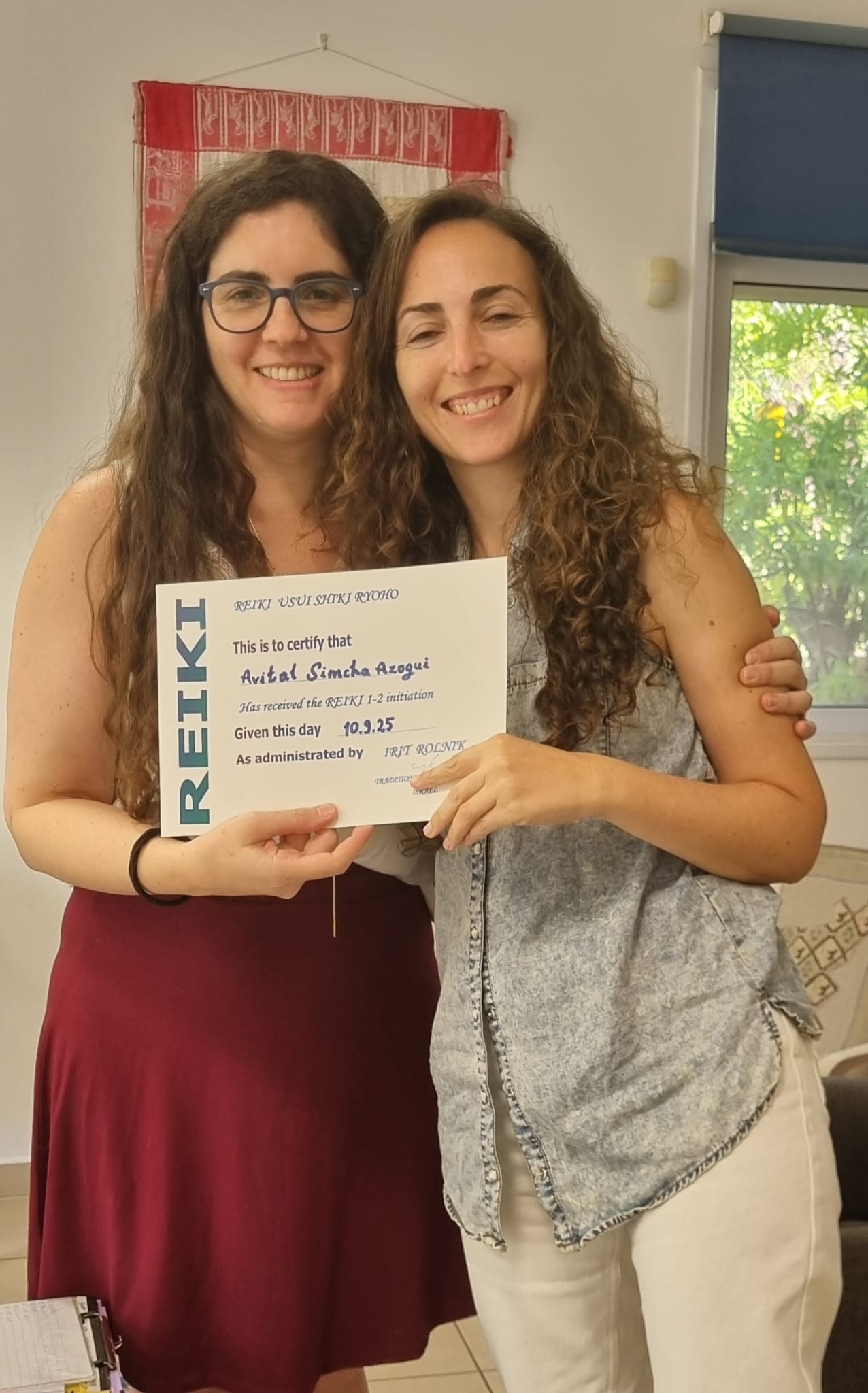 הענקת תעודת רייקי לבוגרת