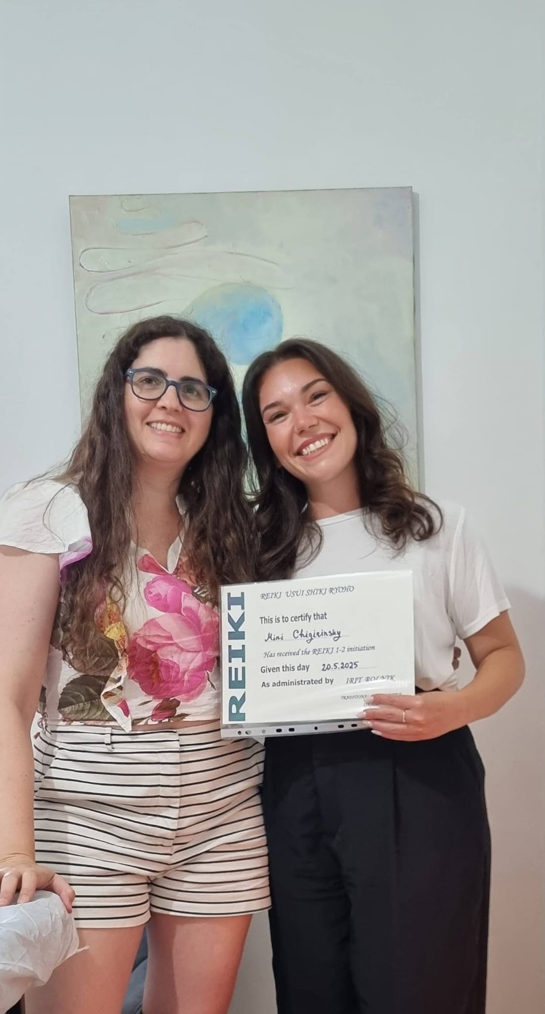 הענקת תעודת רייקי לבוגרת