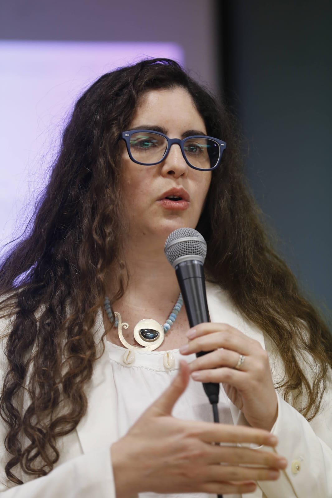 אירית מרצה עם מיקרופון